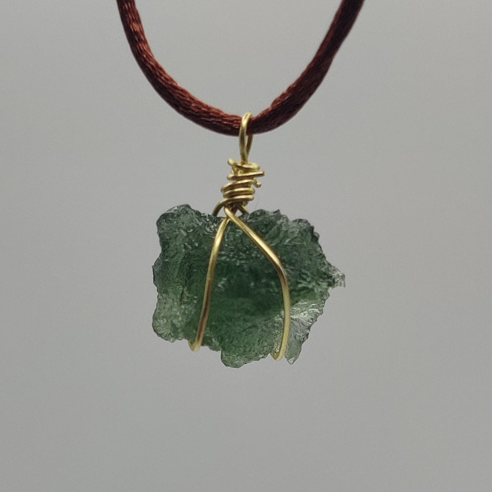 Moldavita colgante (Tectita)