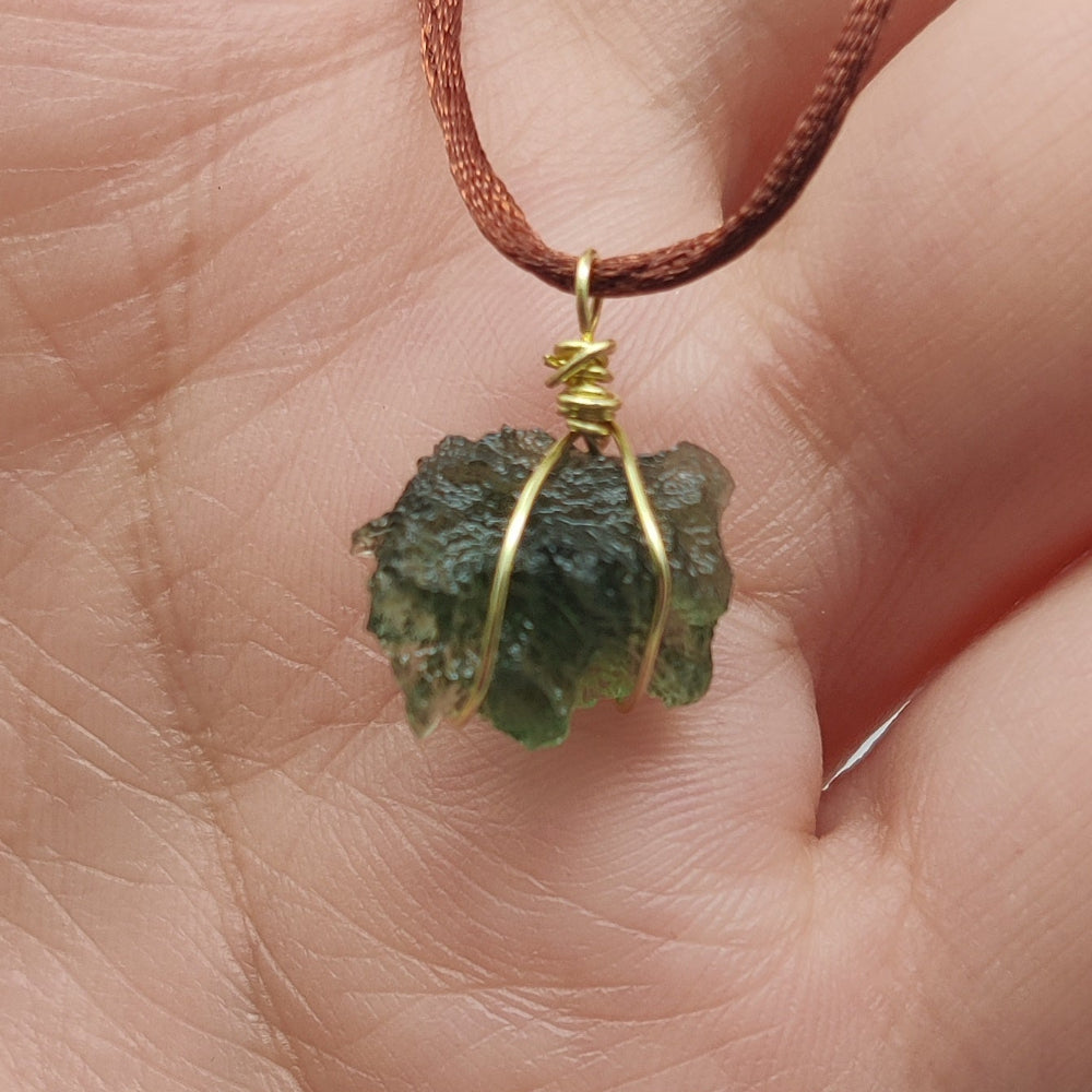 Moldavita colgante (Tectita)