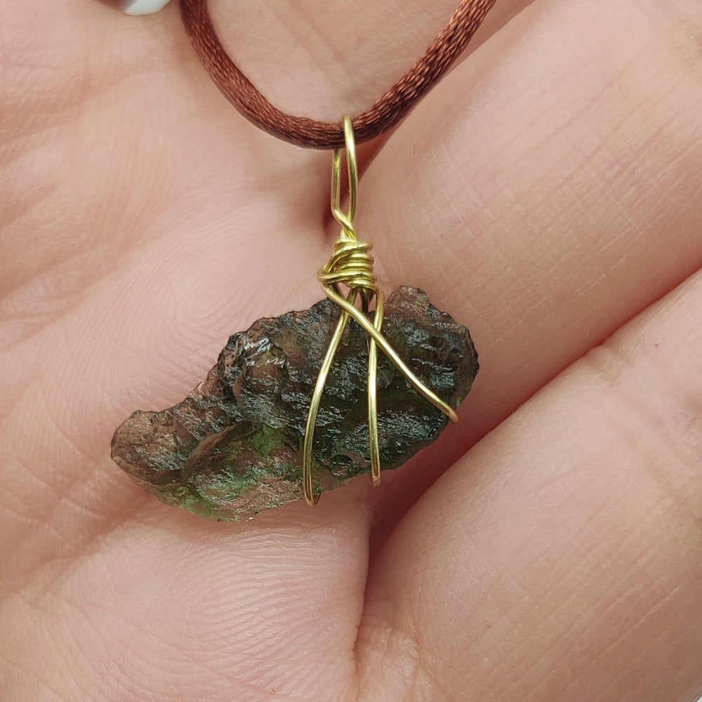 Moldavita colgante (Tectita)