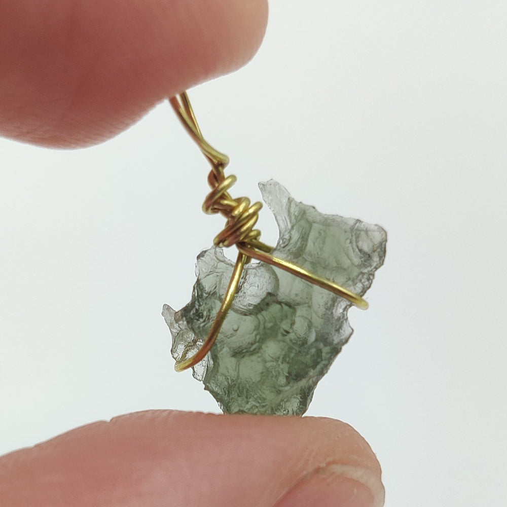 Moldavita colgante (Tectita)