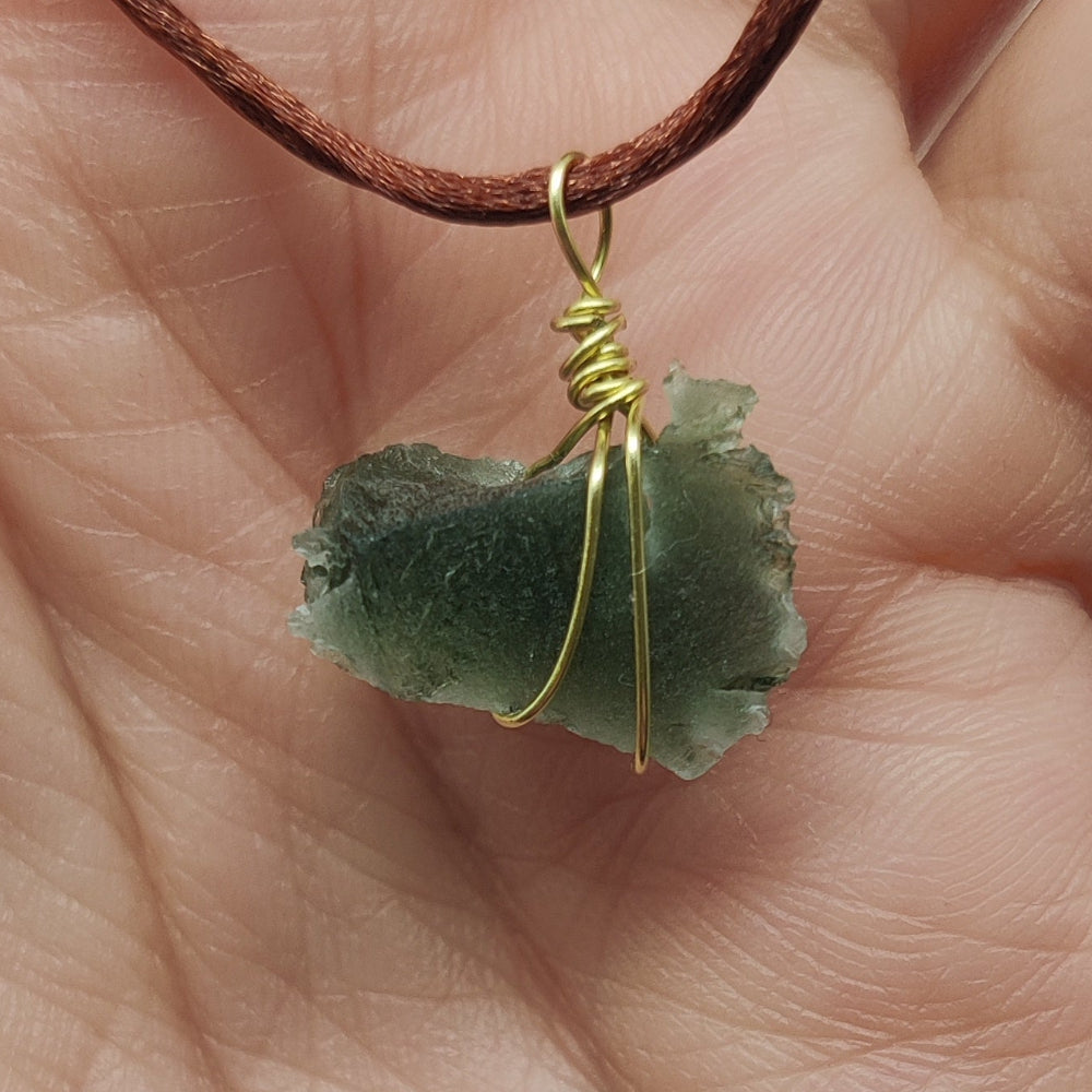 Moldavita colgante (Tectita)