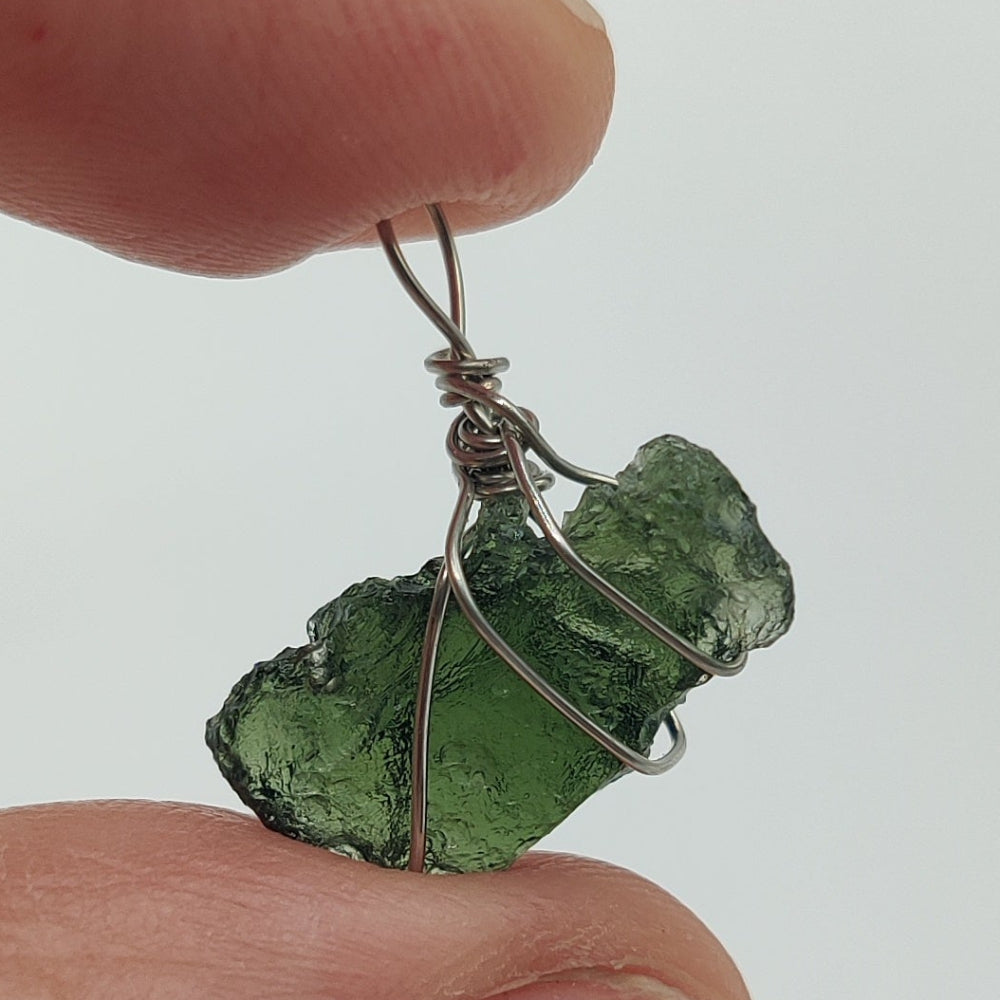 Moldavita colgante (Tectita)