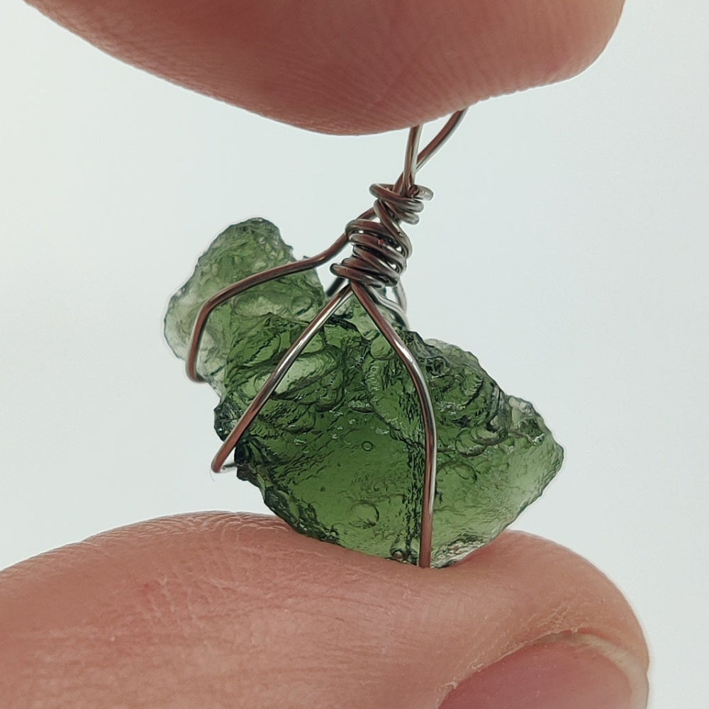 Moldavita colgante (Tectita)