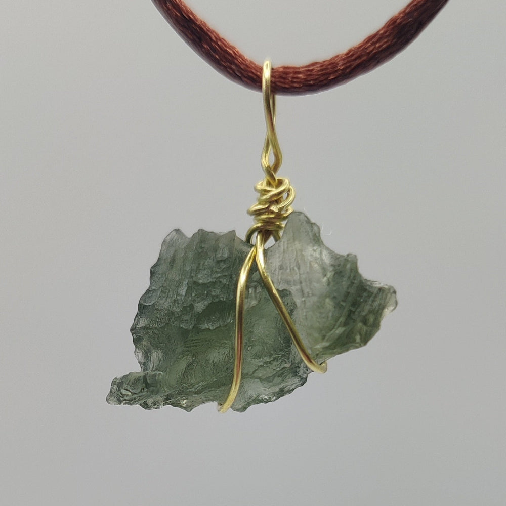 Moldavita colgante (Tectita)
