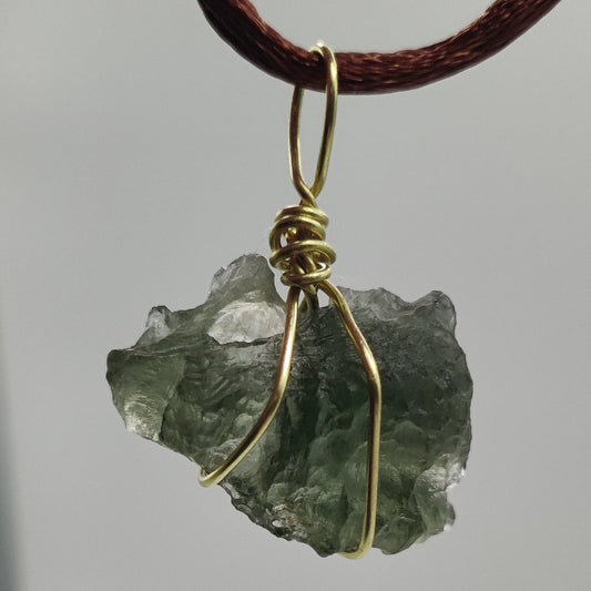 Moldavita colgante (Tectita)