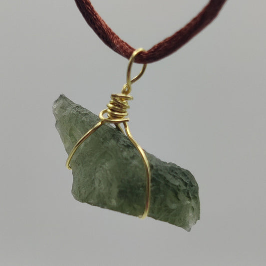 Moldavita colgante (Tectita)