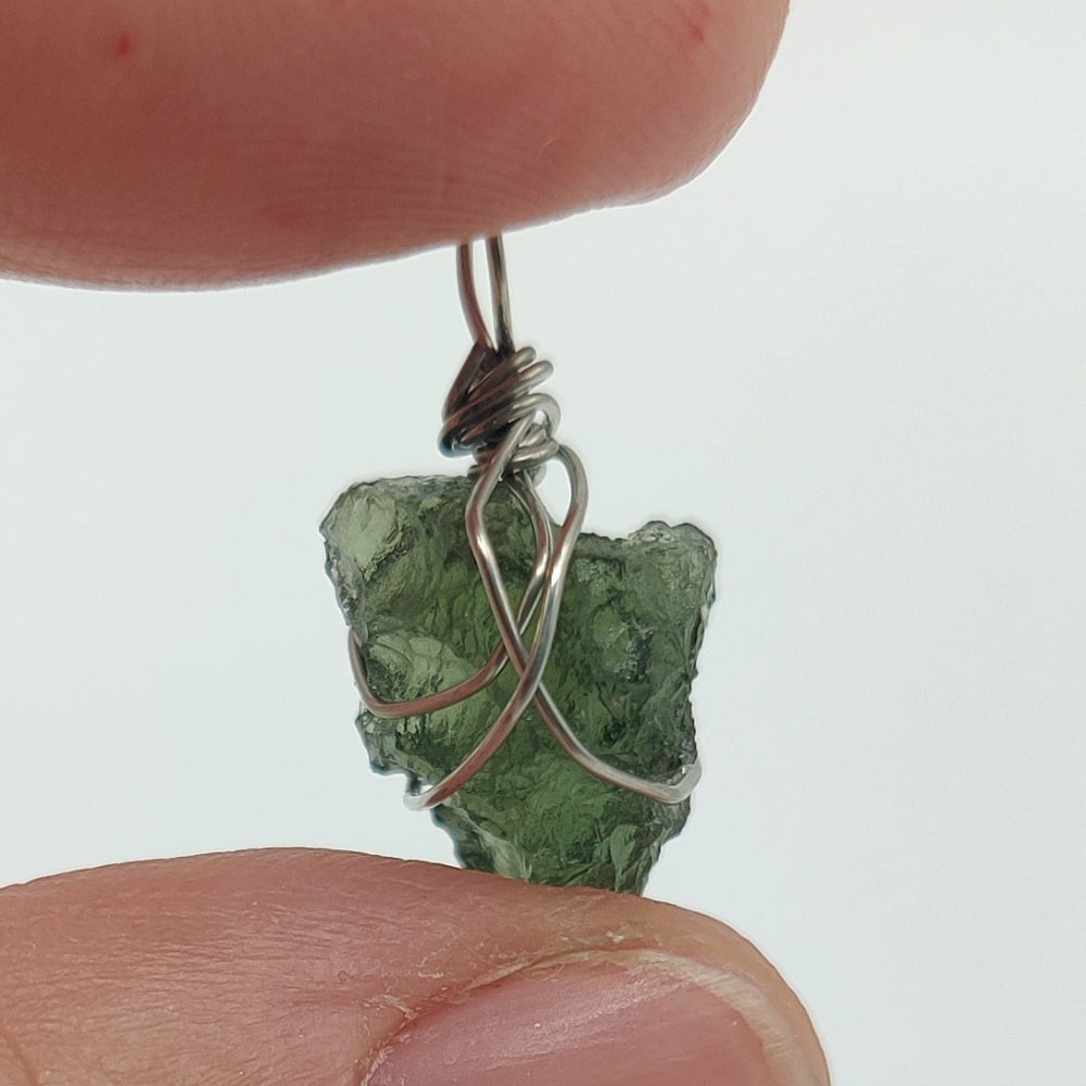 Moldavita colgante (Tectita)