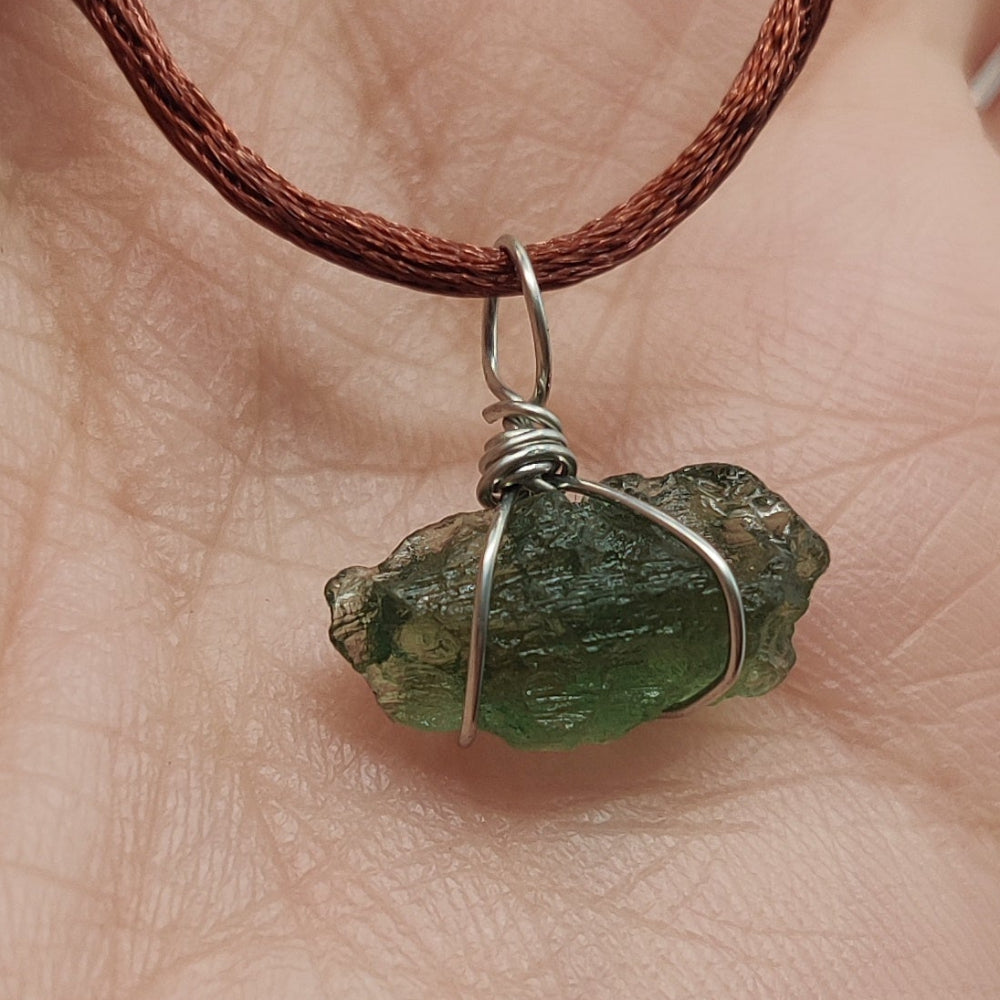 Moldavita colgante (Tectita)