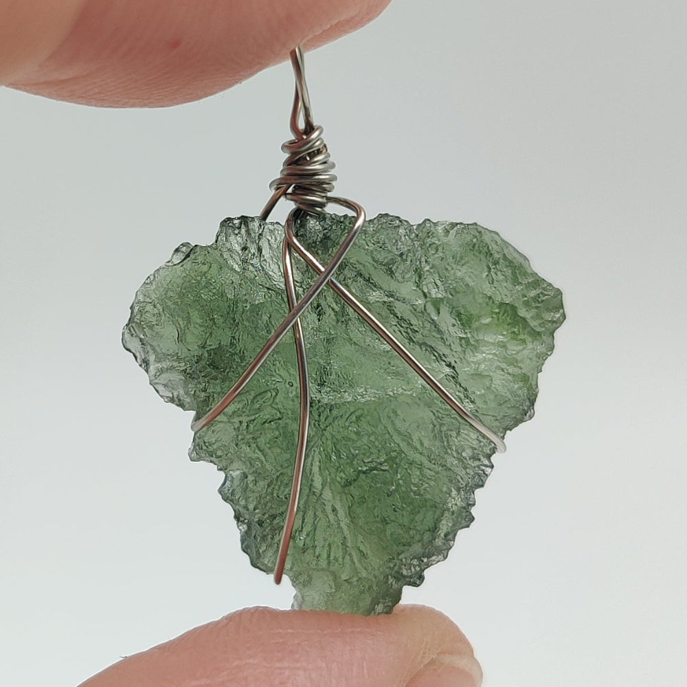 Moldavita colgante (Tectita)