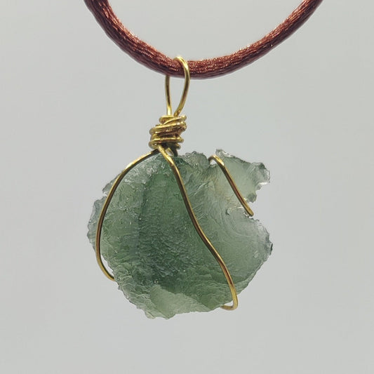 Moldavita colgante (Tectita)