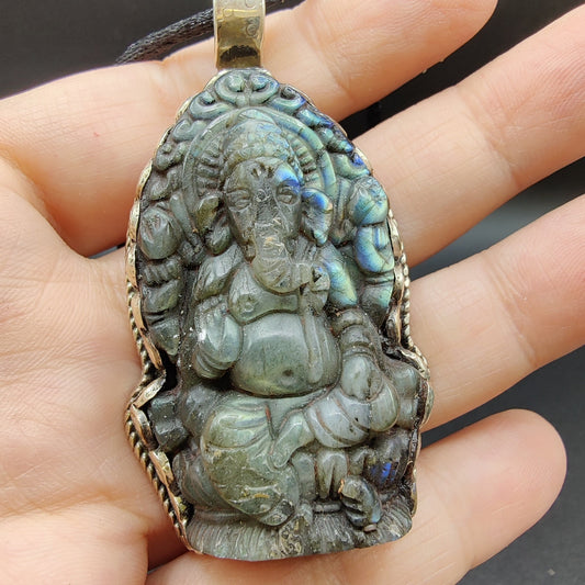 Colgante de Ganesha en labradorita y alpaca