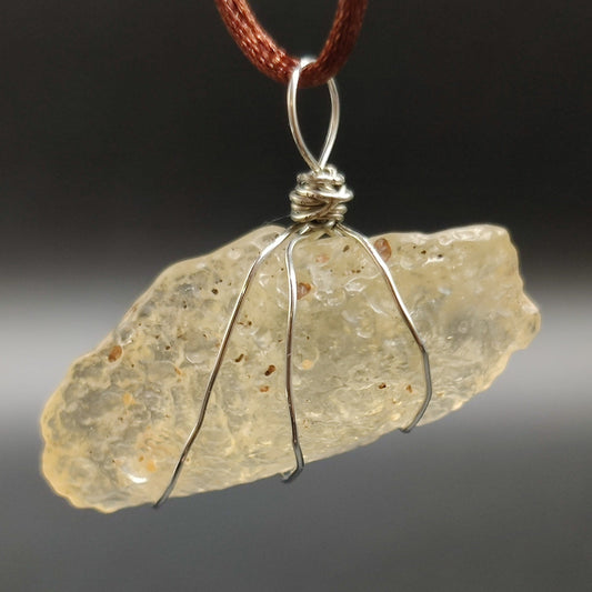 Colgante de cristal líbico (Tectita)