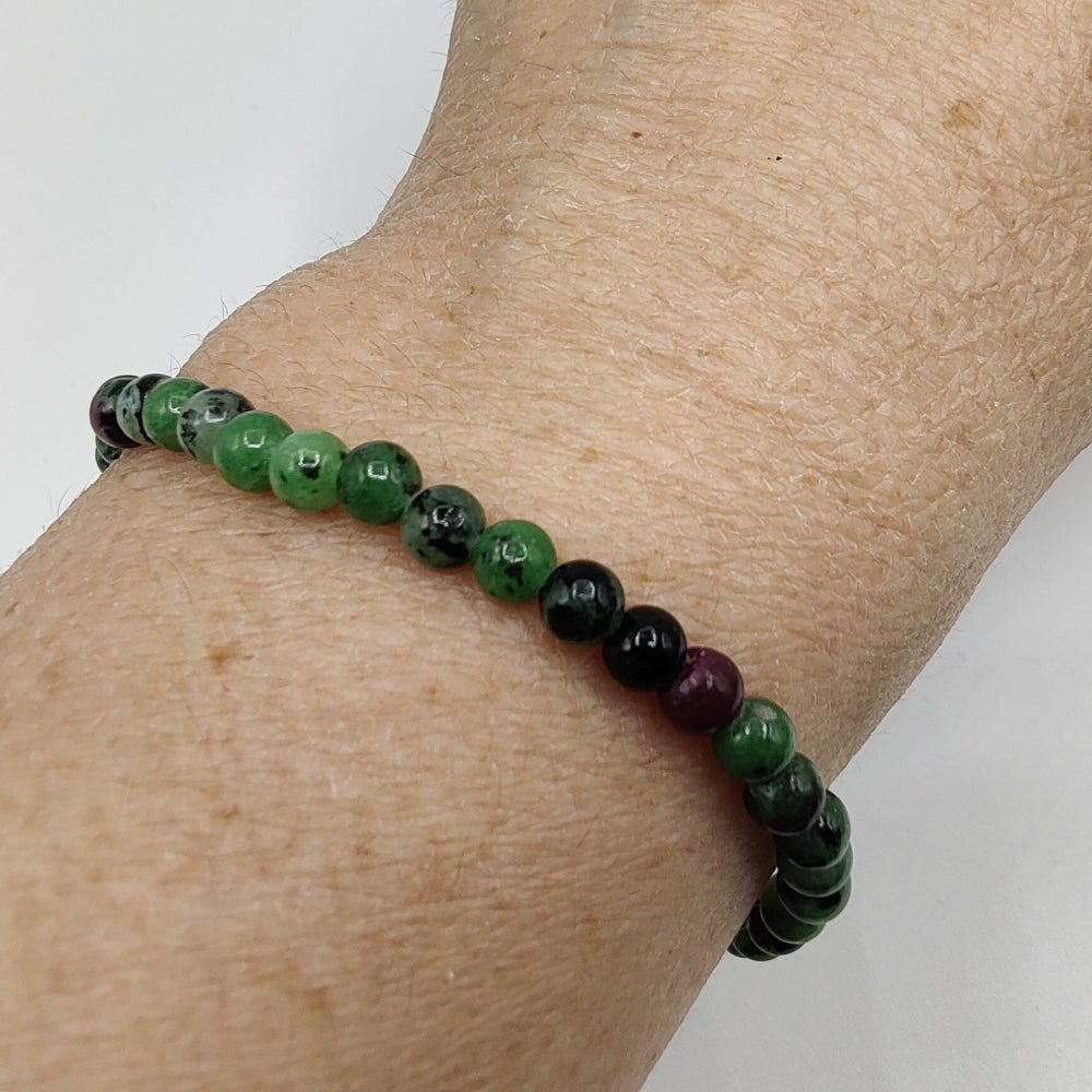 Pulsera de zoisita con rubí