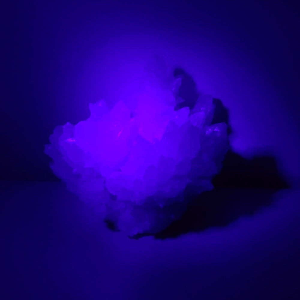 Reacción UV (fotografía tomada a oscuras con luz ultravioleta)