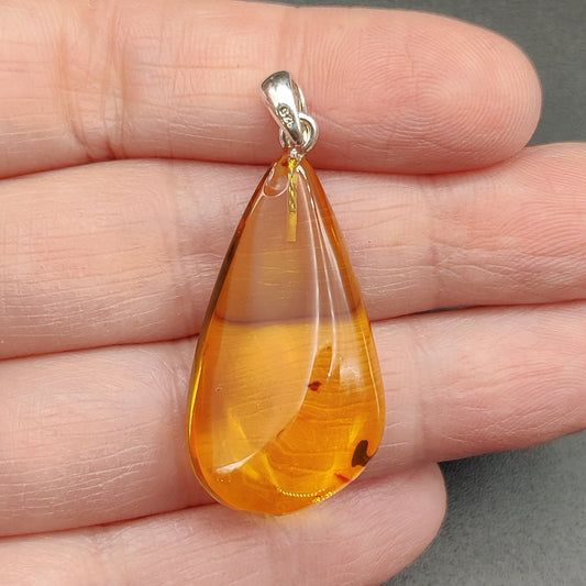 colgante de ámbar en forma de gota montado en plata de ley