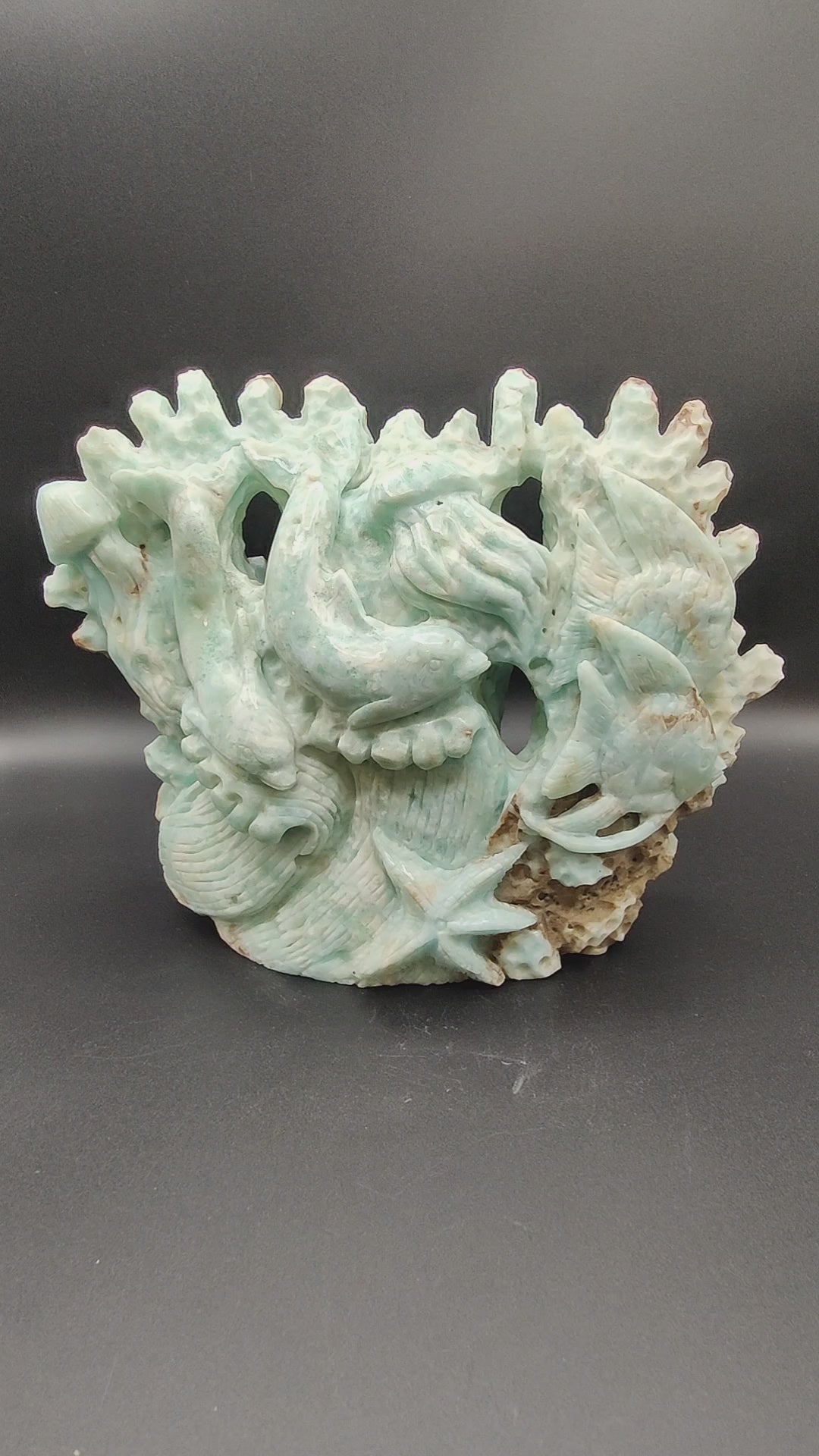 figura tallada a mano de fondo marino en aragonito azul