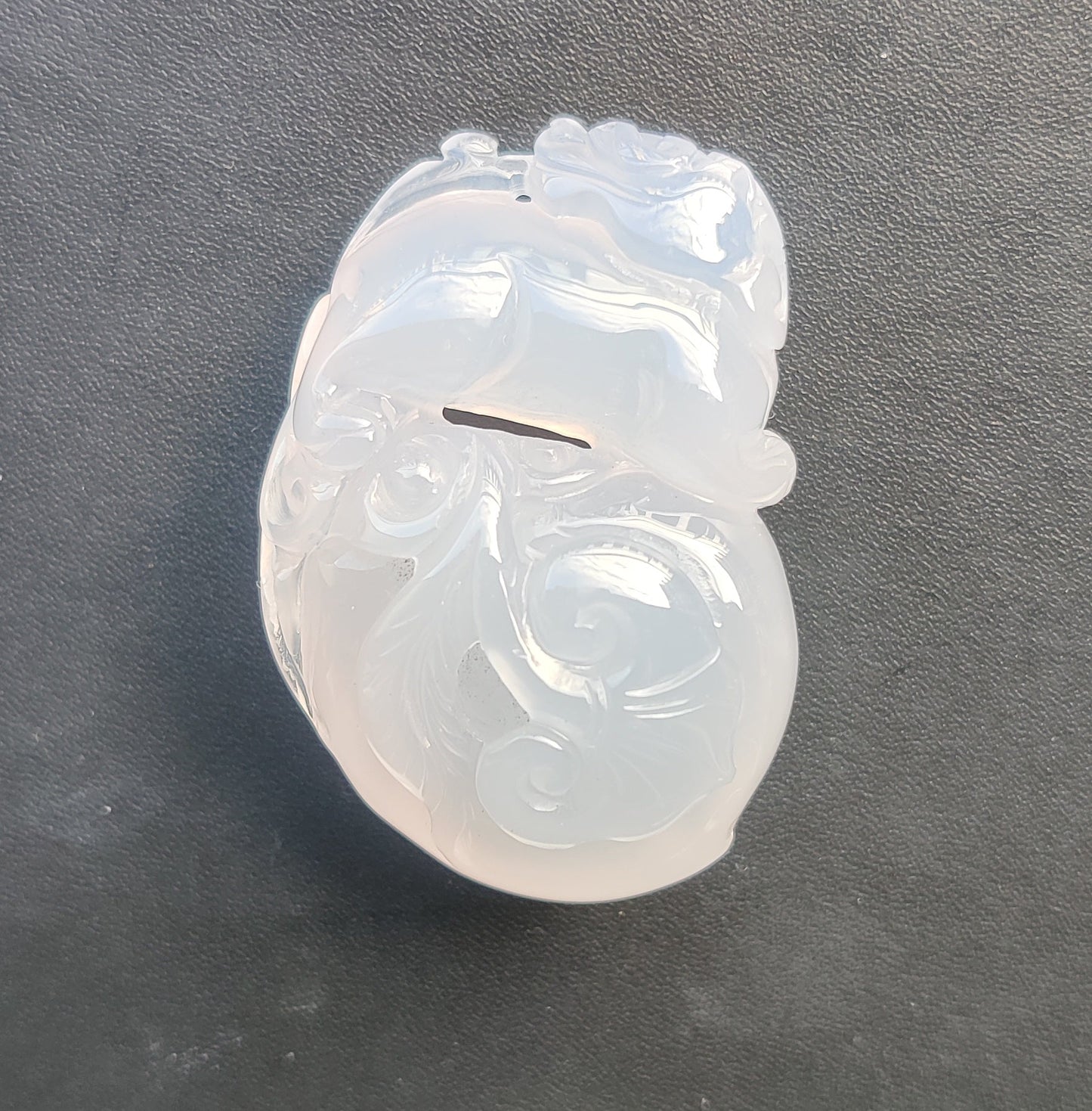 Dragón con fruta de Calcedonia azul