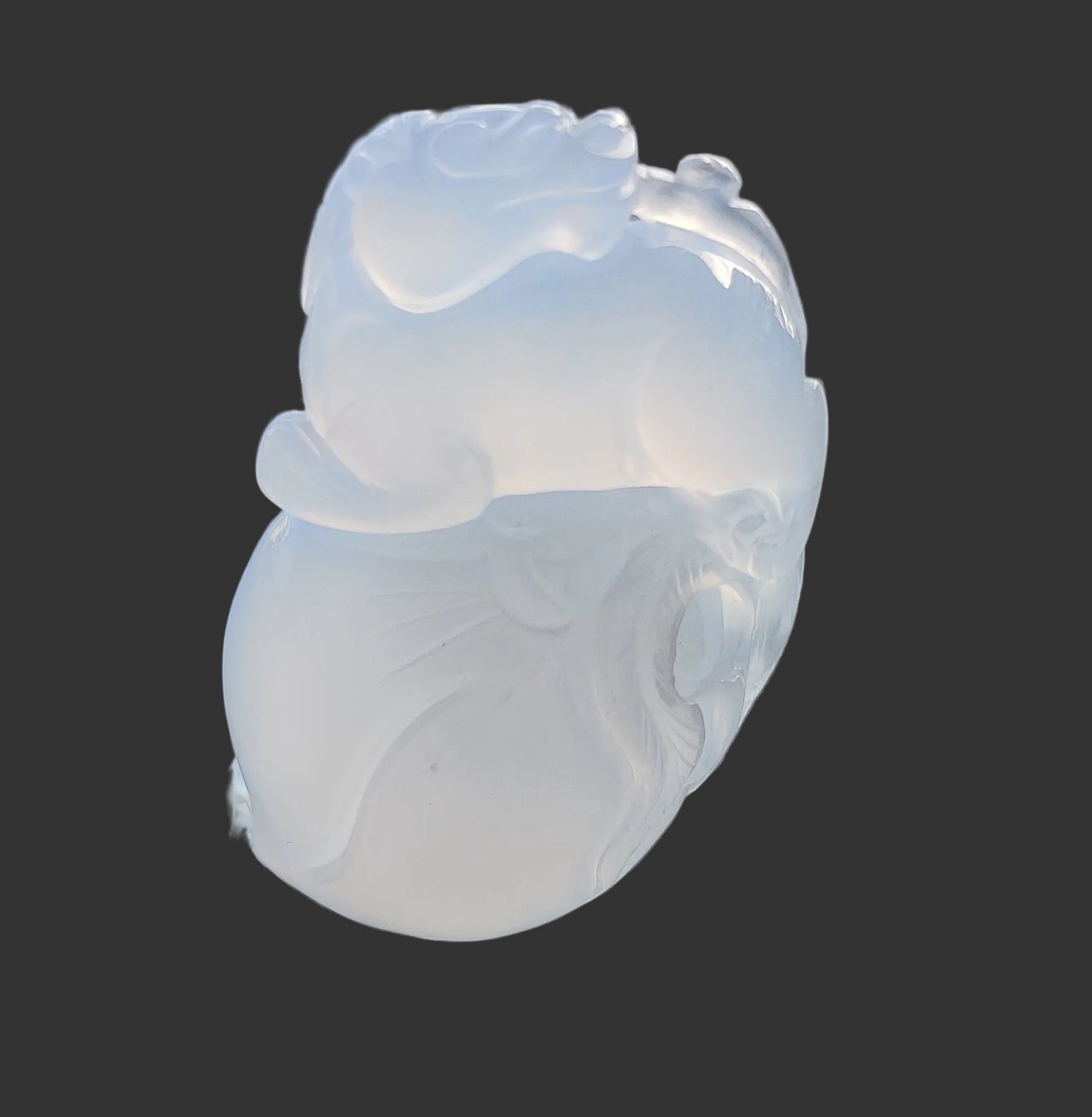 Dragón con fruta de Calcedonia azul