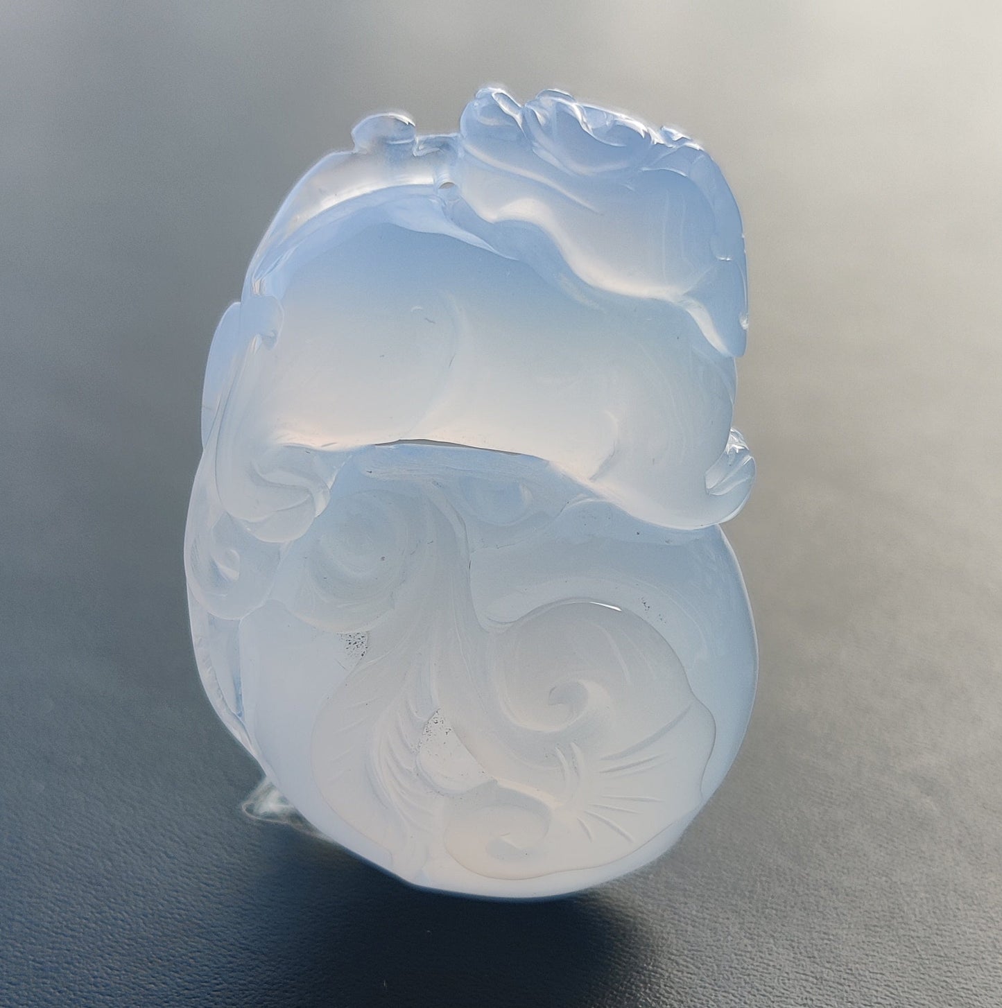 Dragón con fruta de Calcedonia azul