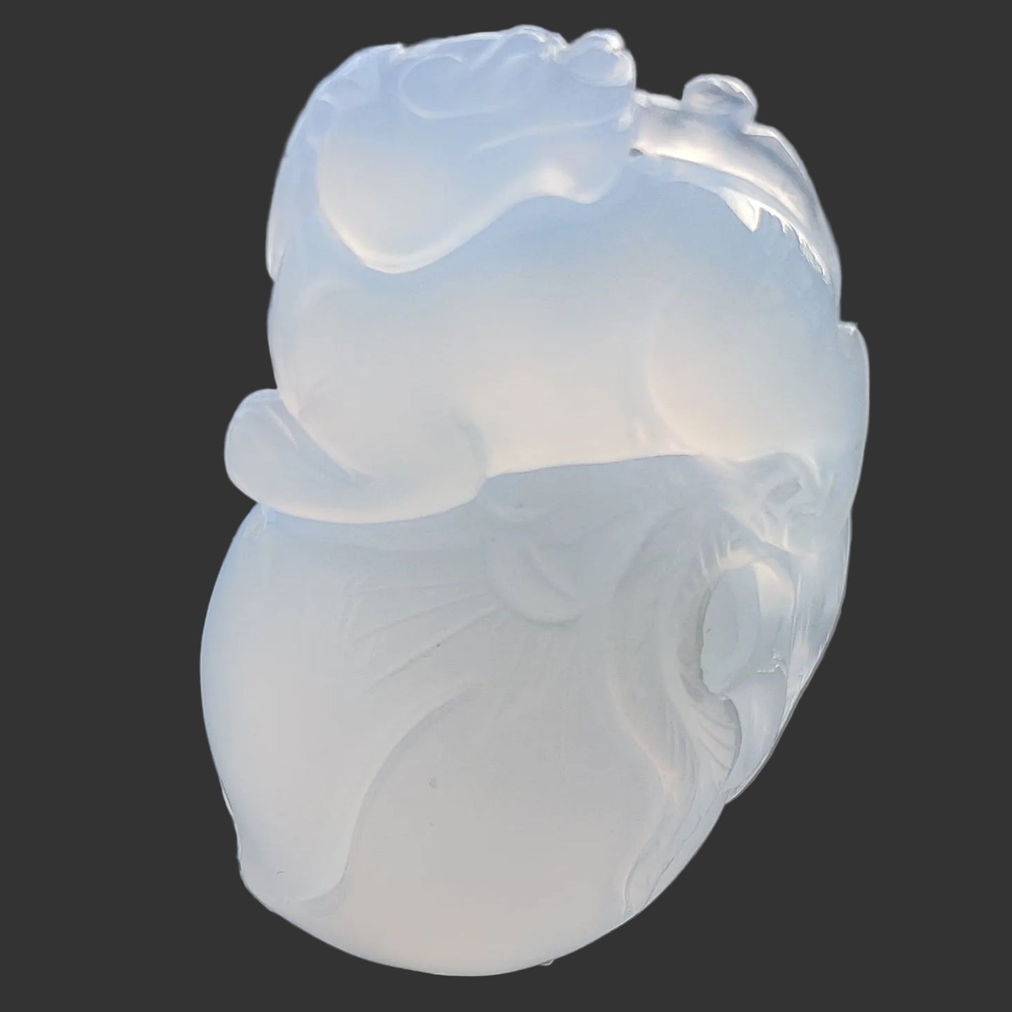 Dragón con fruta de Calcedonia azul