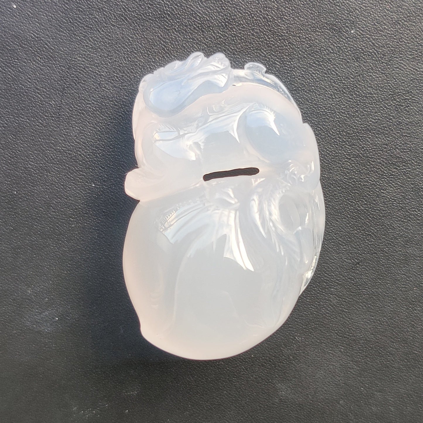 Dragón con fruta de Calcedonia azul