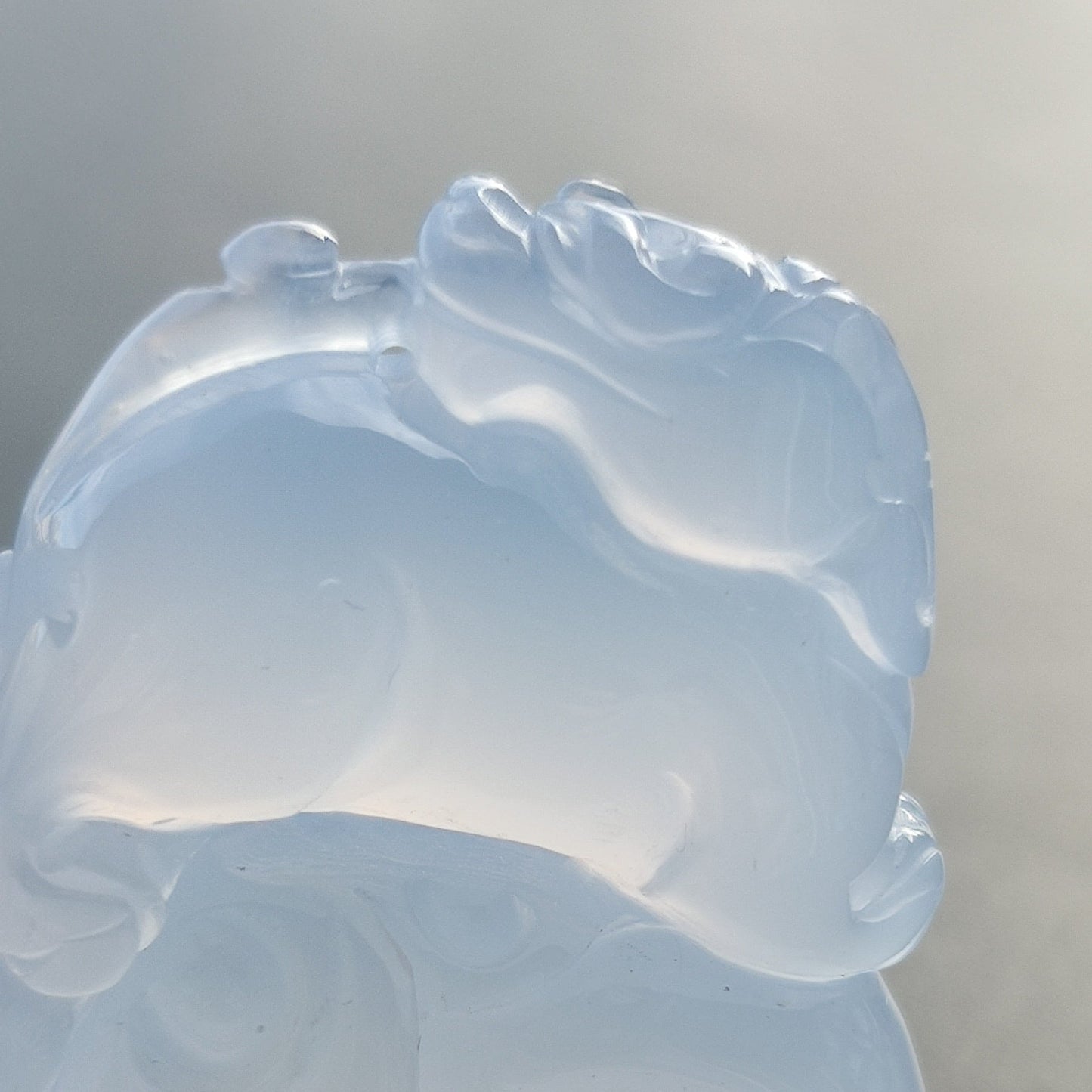 Dragón con fruta de Calcedonia azul